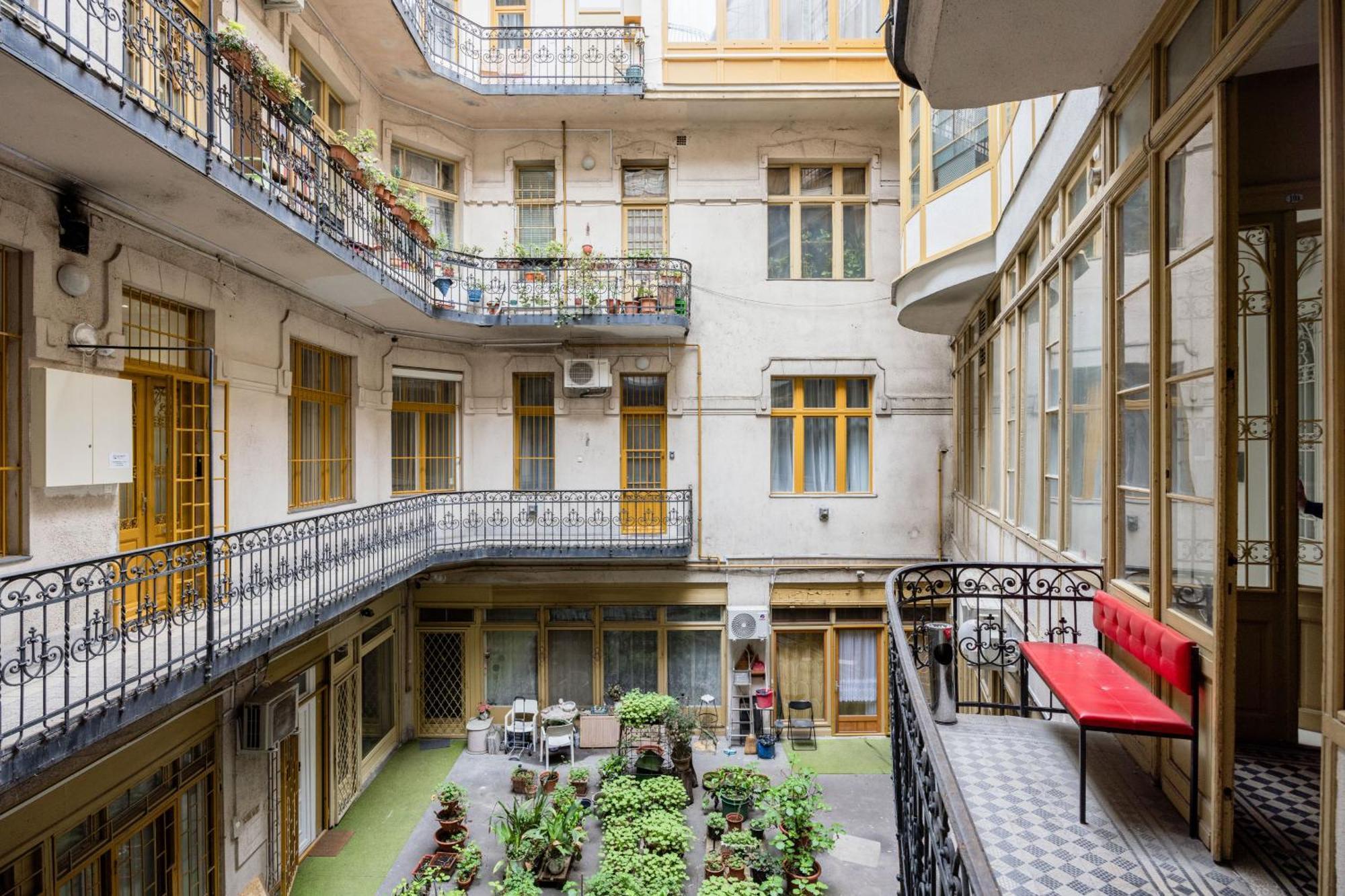 Ferienwohnung Urban Tranquillity By The Main Shopping Street Budapest Exterior foto